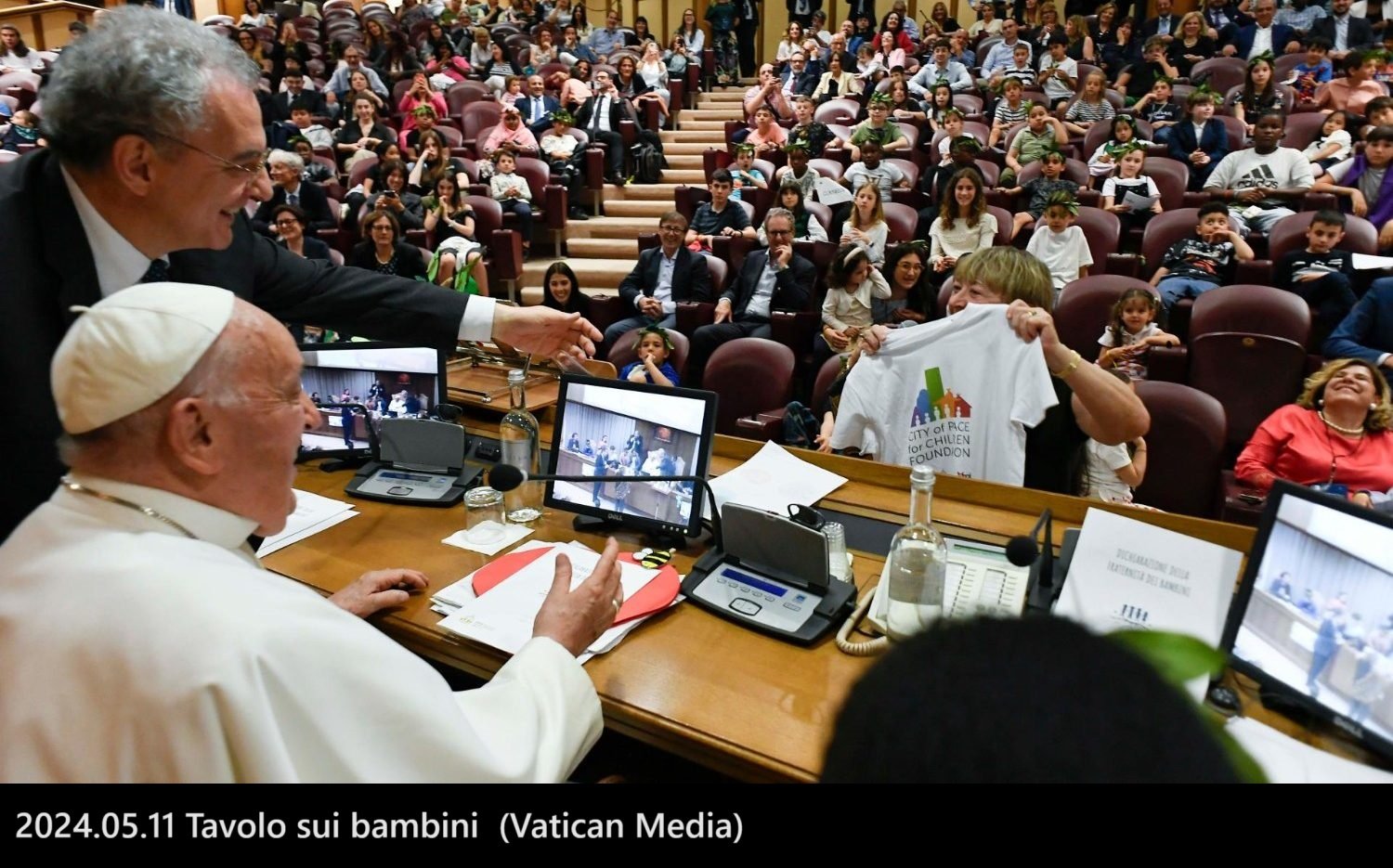 教宗出席兒童圓桌會議，共同探討幸福、和平及友愛的定義
